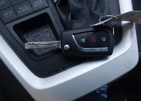 2021 Toyota Rav4 Le z USA, uszkodzony, nr VIN 2T3F1RFV2MC154193